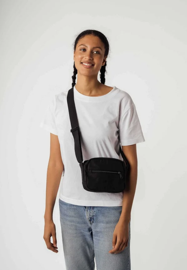 Shop MELAWEAR Kleine Umhangetasche Patni